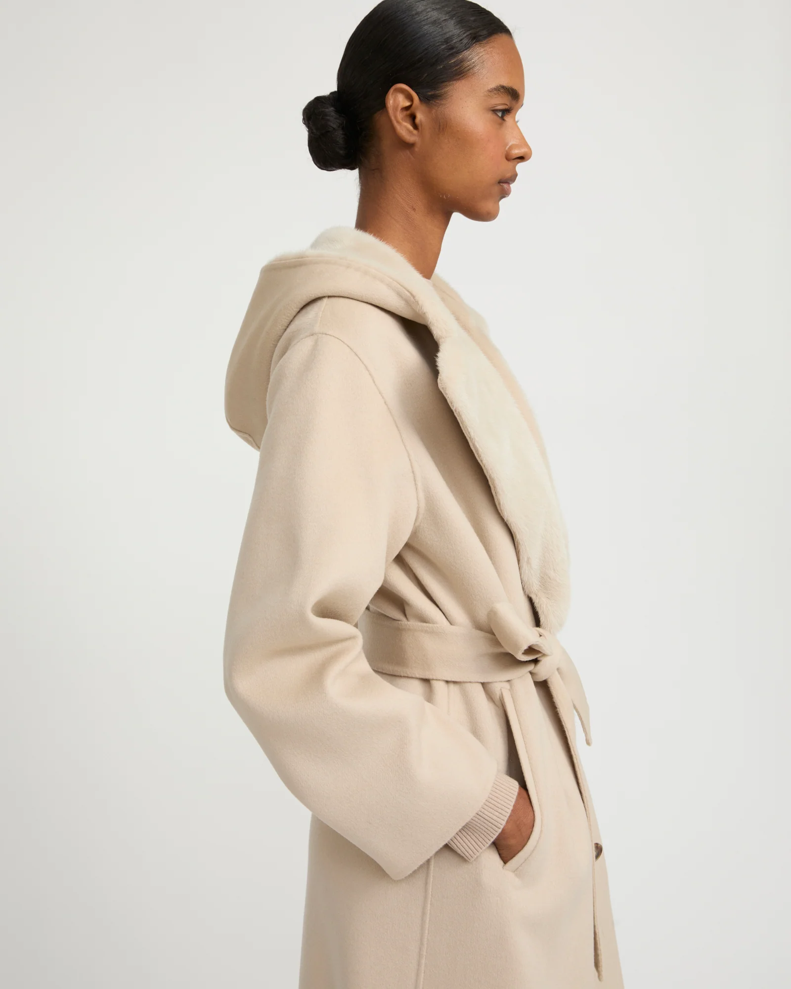 Long coat in cashmere wool with mink fur hood - Image 3