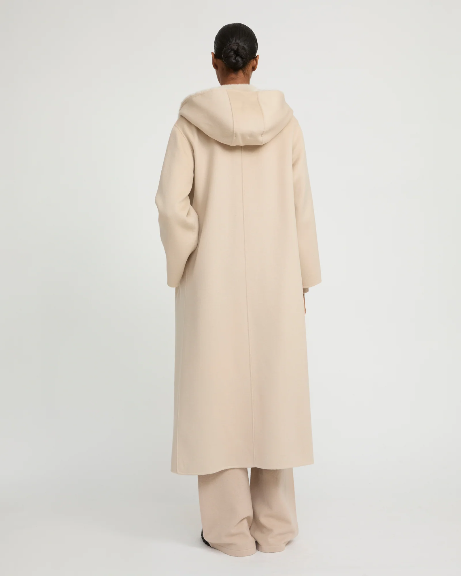 Long coat in cashmere wool with mink fur hood - Image 5