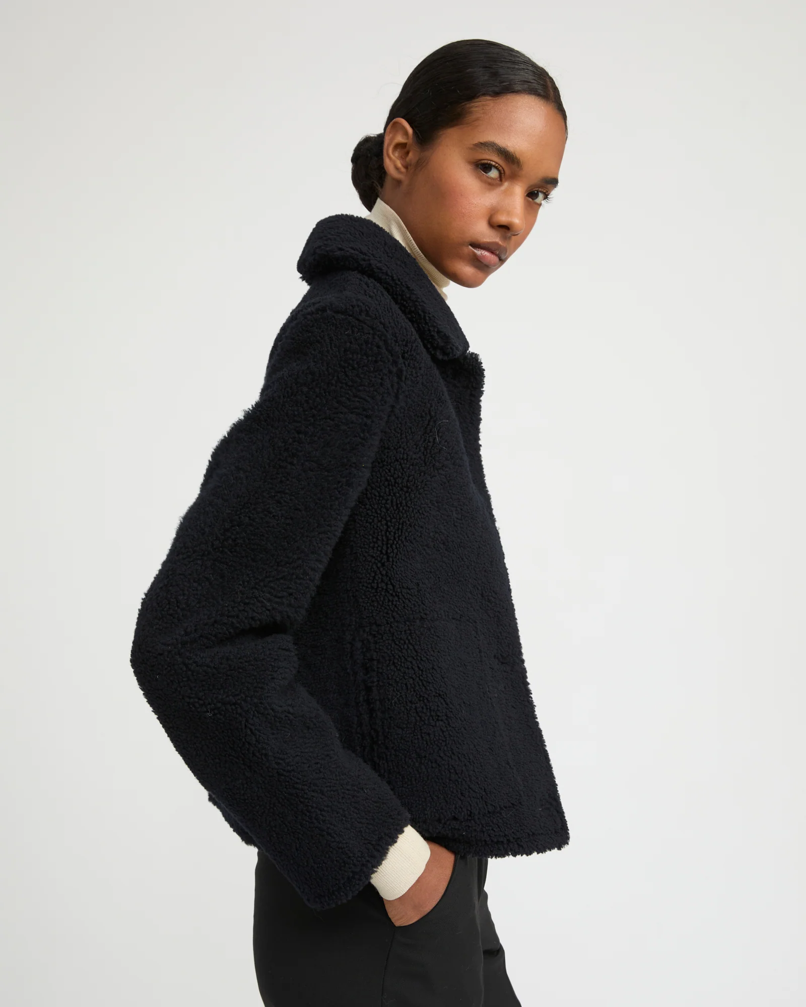 Short butonned jacket in Merino lambskin - Image 2