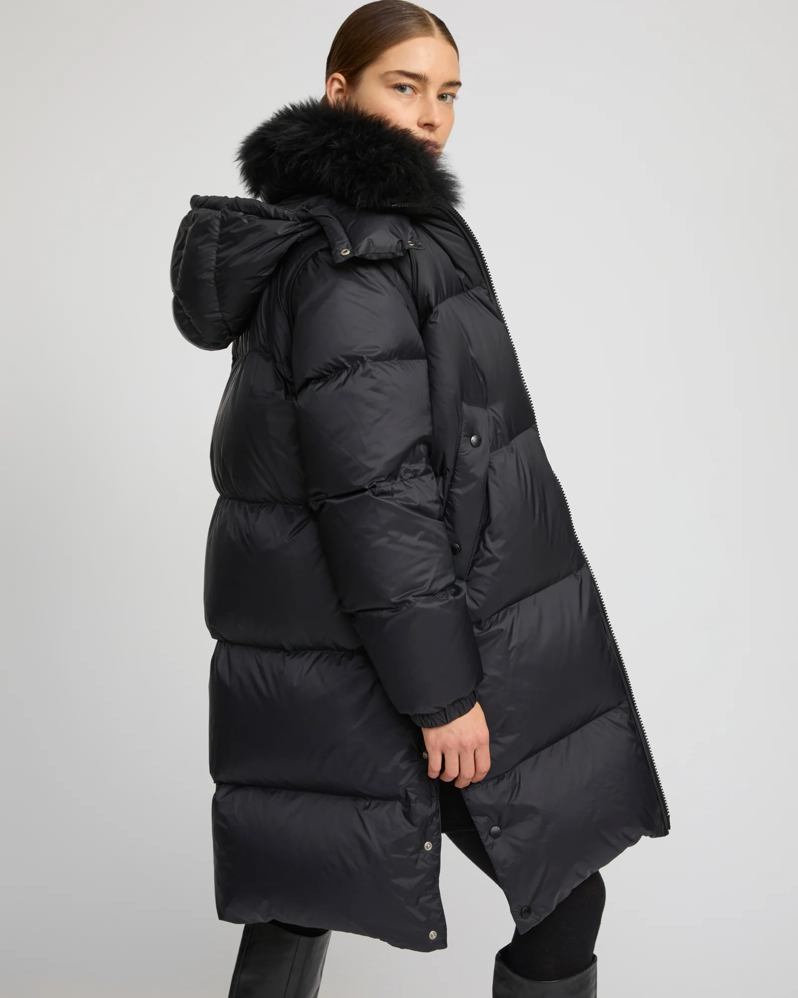 7/8 Long down jacket in water-repellent technical fabric with collar trim in fluffy lambswool - Image 3