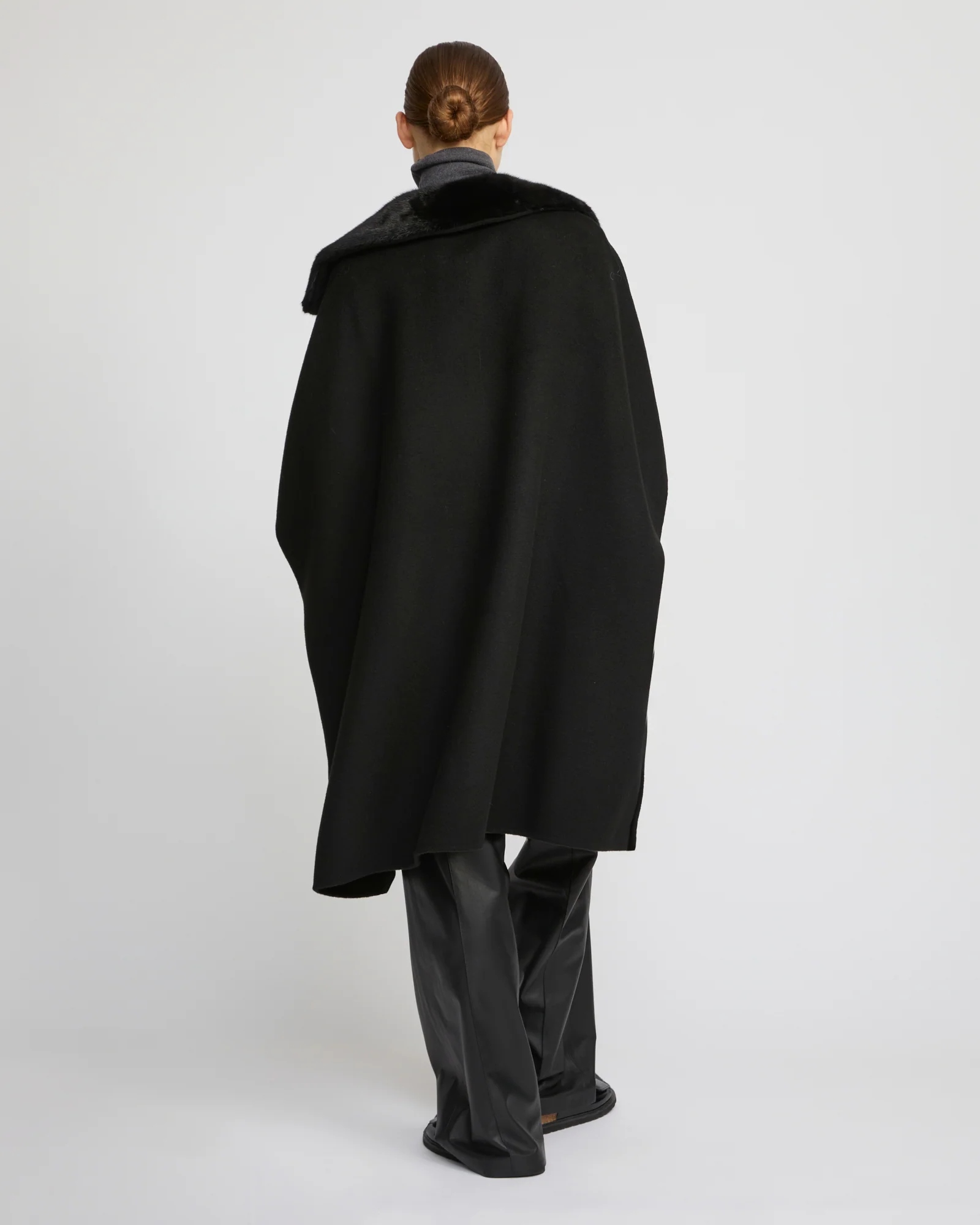 Cashmere-blend cape with removable mink fur collar - Image 4