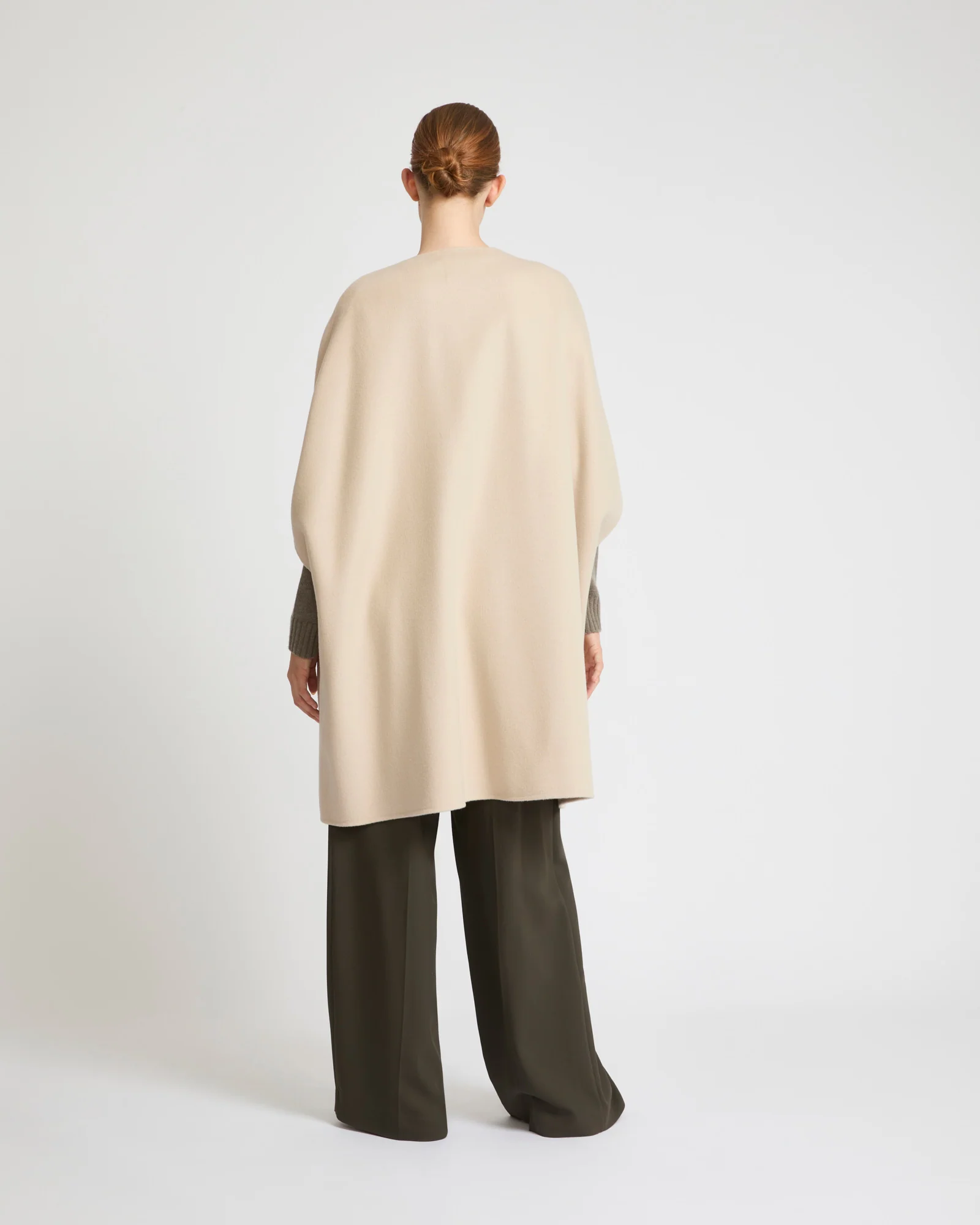 Cashmere blend cape with removable mink pockets - Image 4