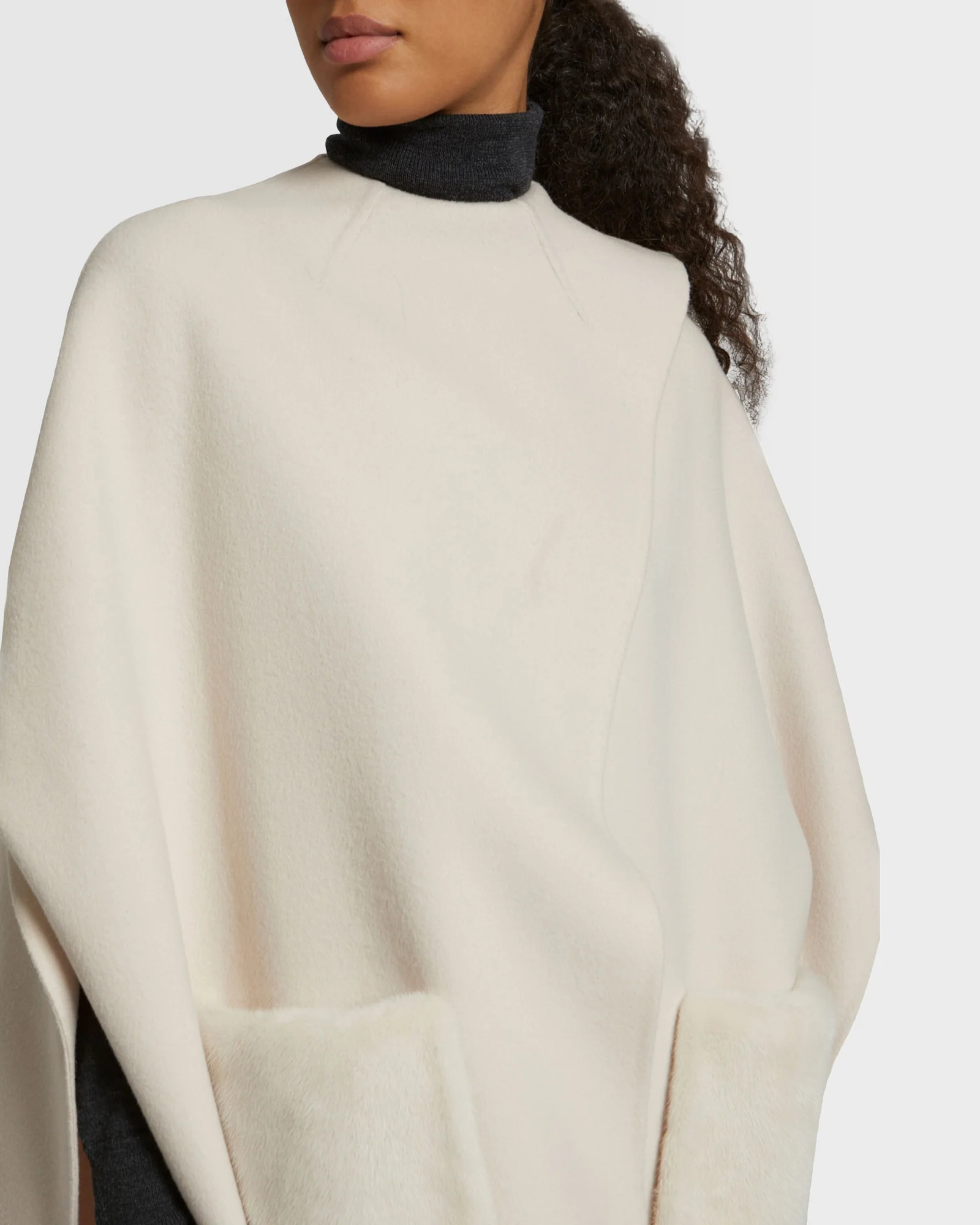Cashmere wool cape with over-pockets in mink fur - Image 4