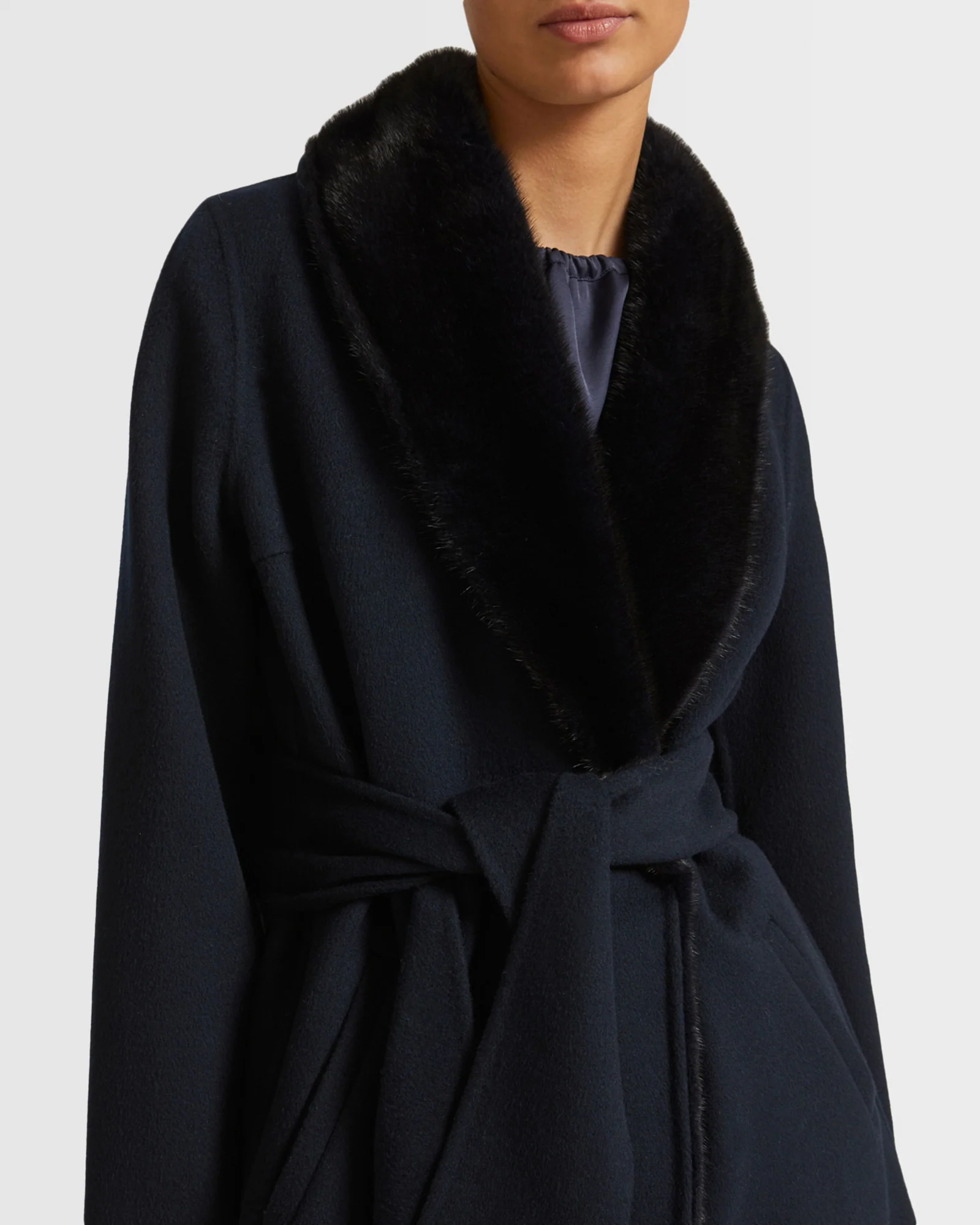 Cashmere wool coat with mink fur collar and facing - Image 3