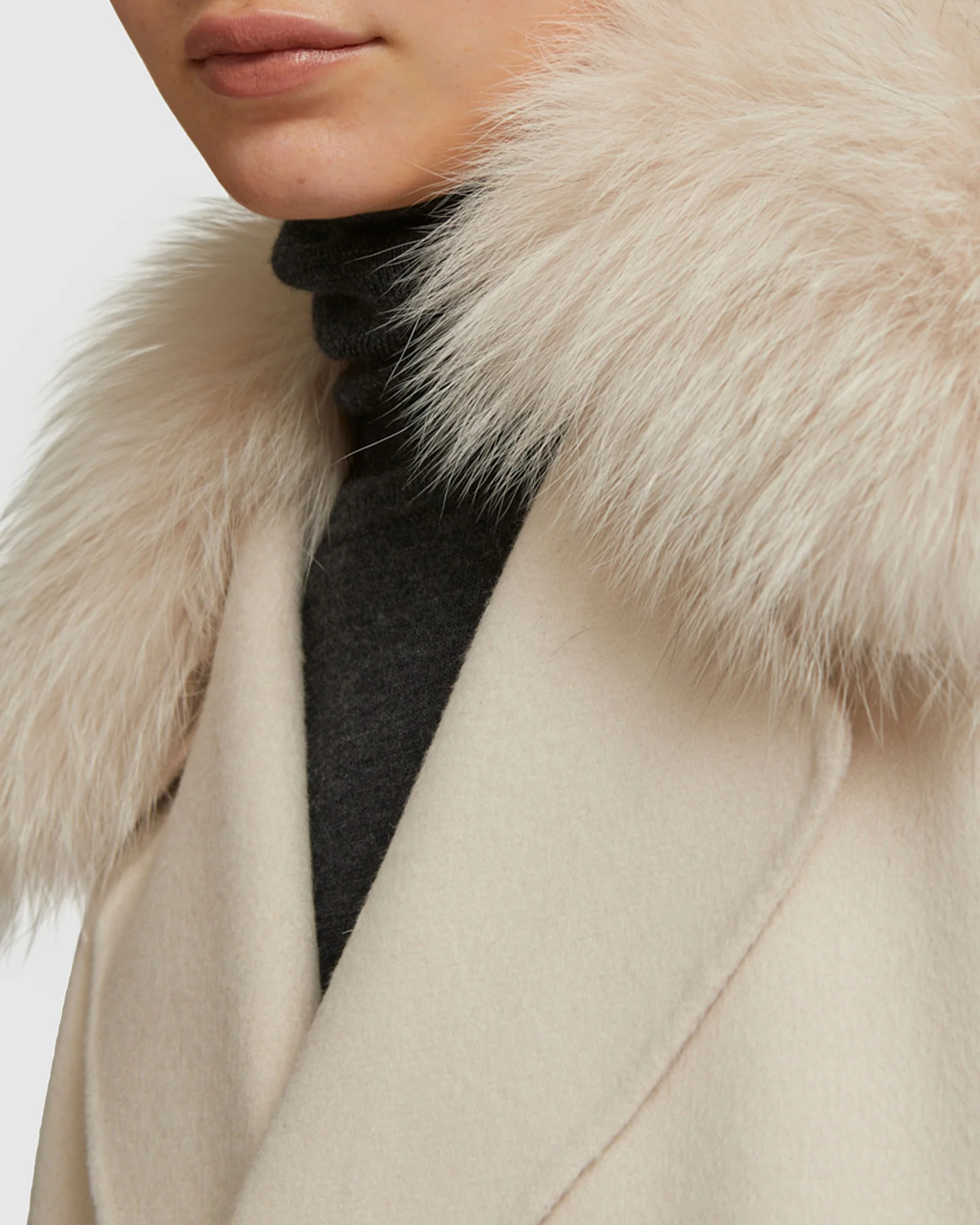 Cashmere wool peacot with fox fur collar - Image 3