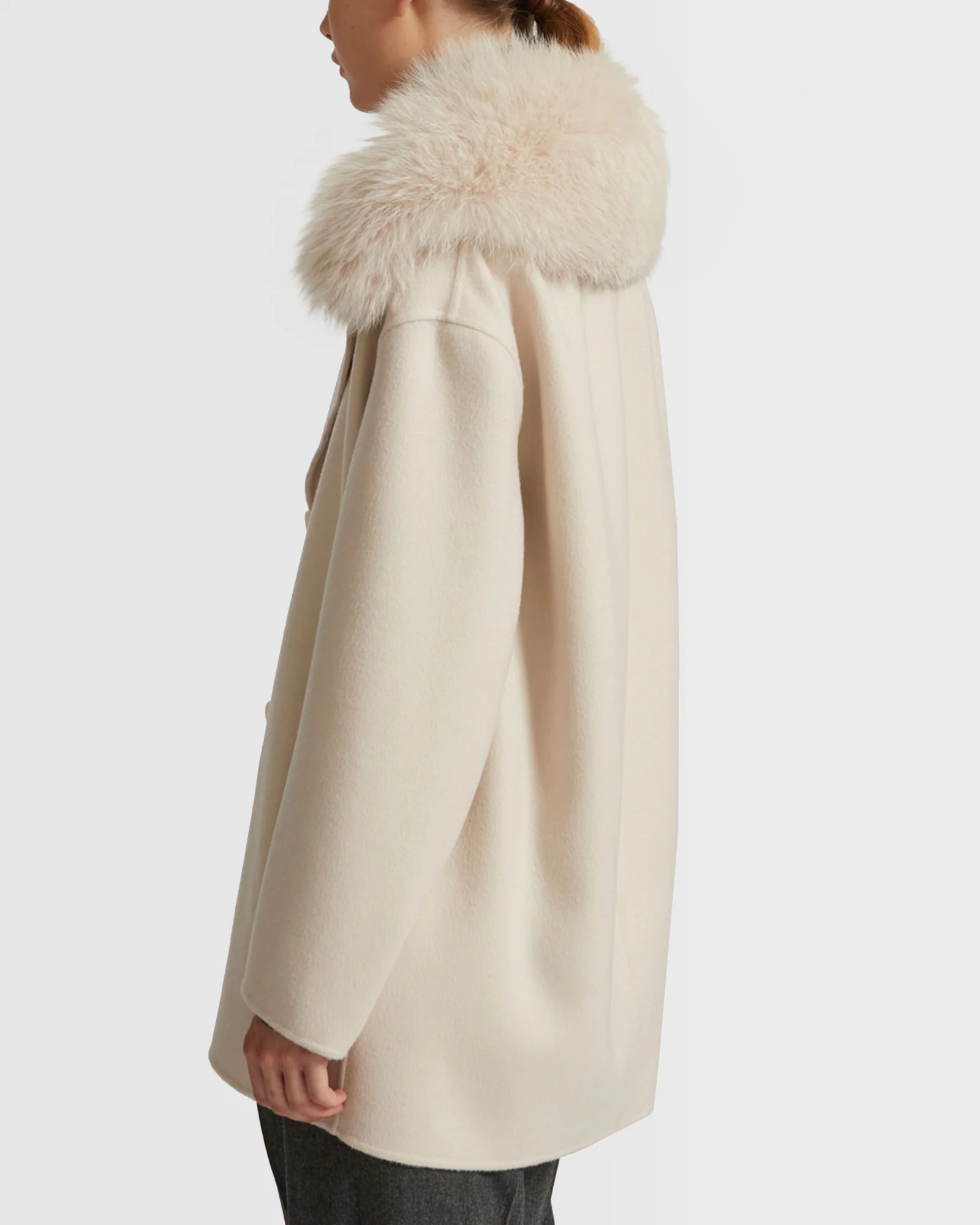 Cashmere wool peacot with fox fur collar - Image 4
