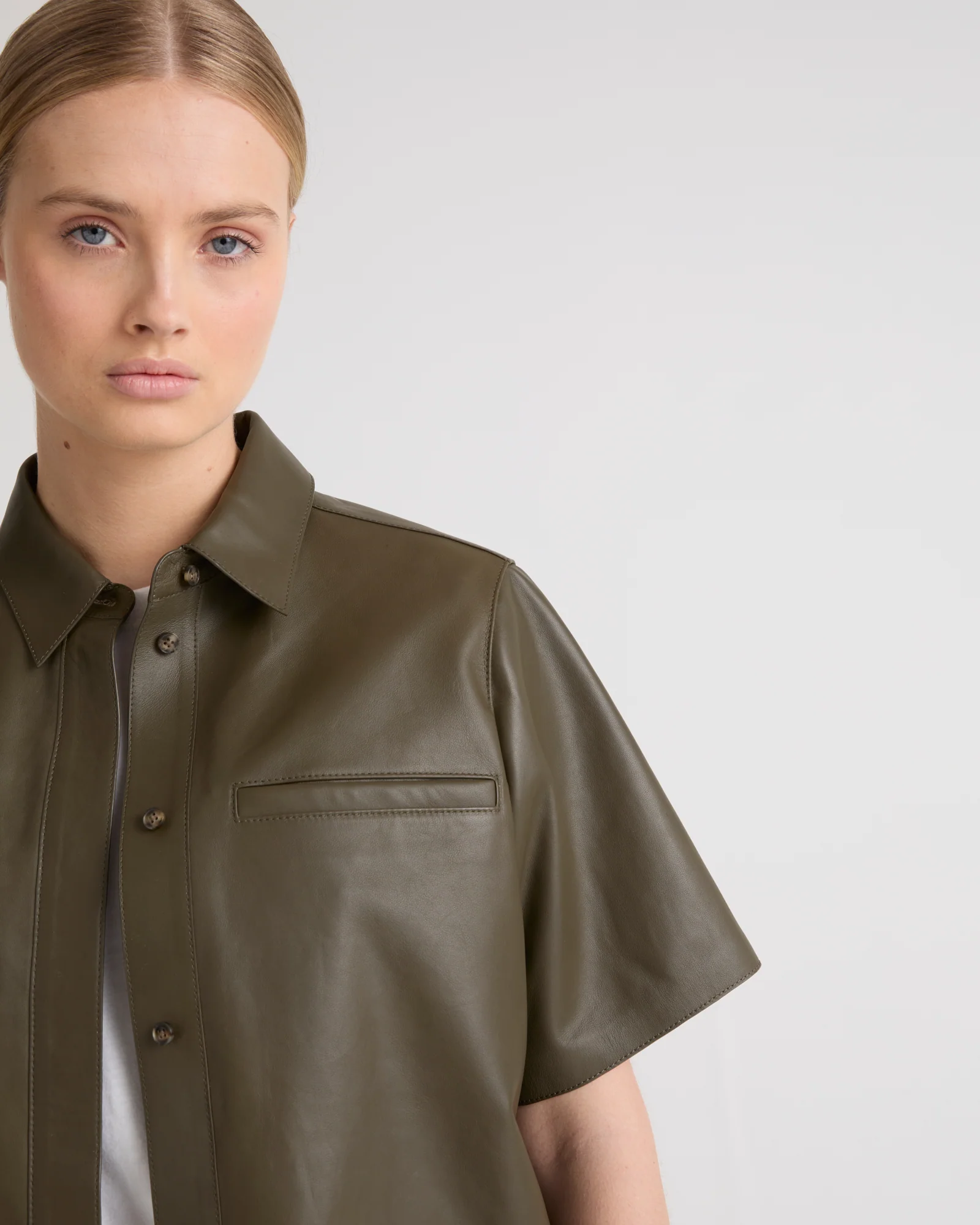 Cropped shirt with short sleeves in lamb leather - Image 3