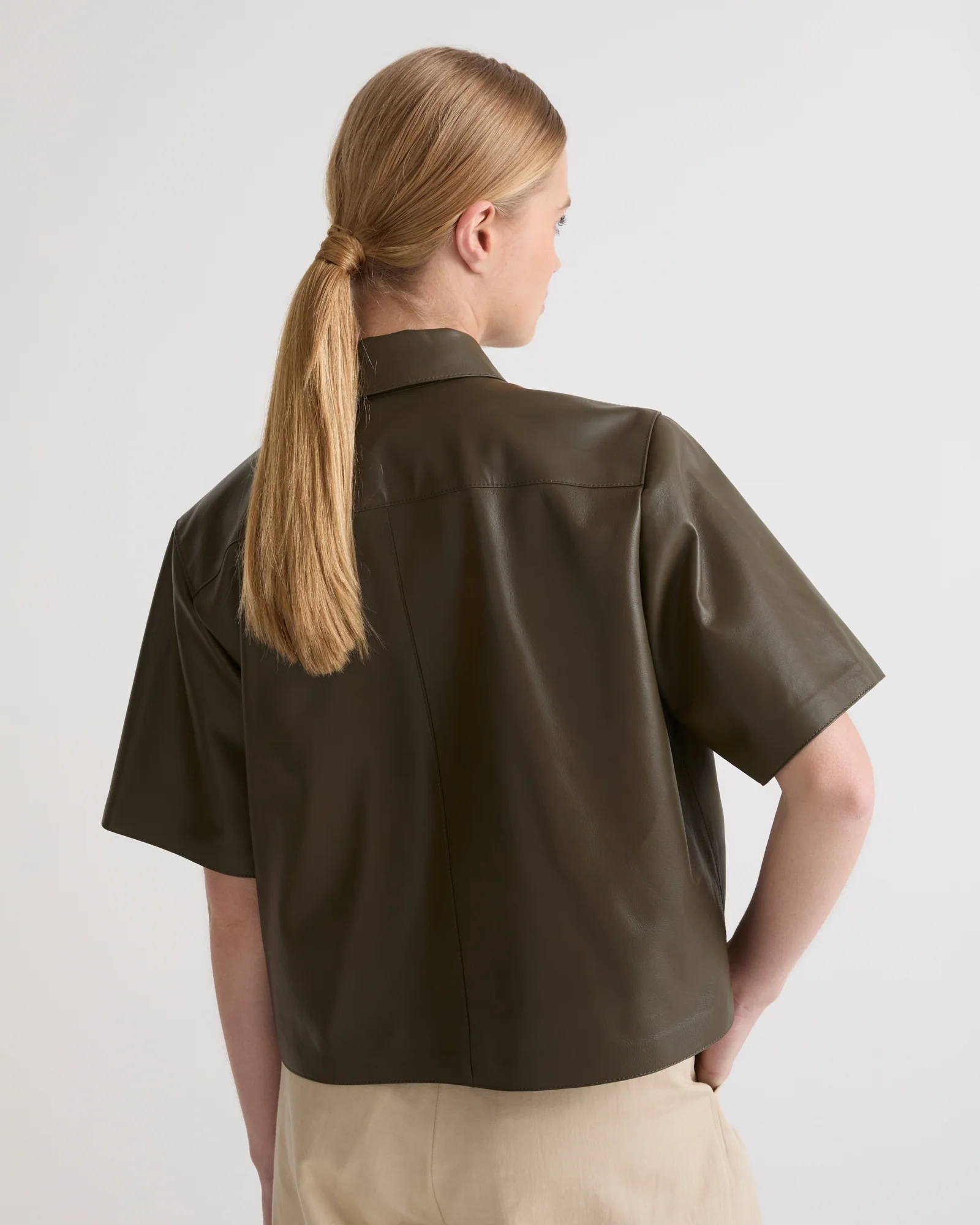 Cropped shirt with short sleeves in lamb leather - Image 4