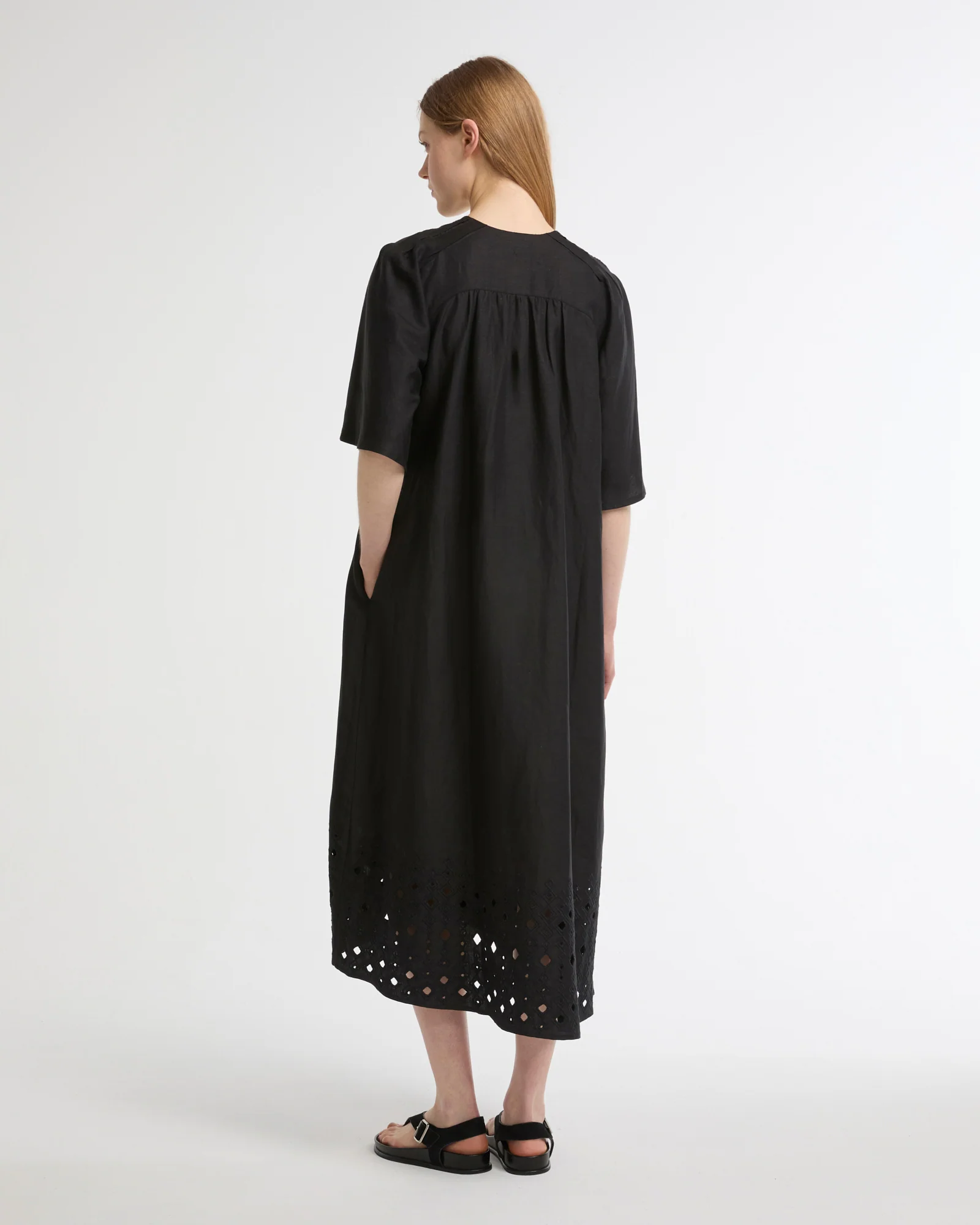 Flowing dress in embroidered linen - Image 4