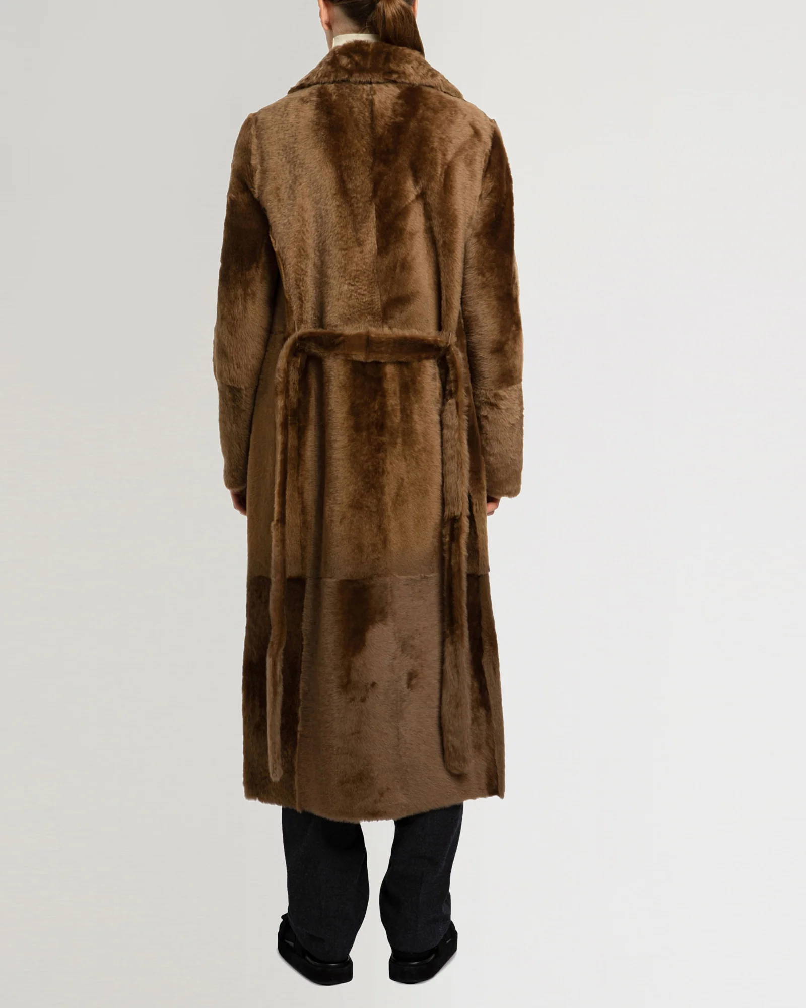 Long reversible belted shearling coat - Image 4