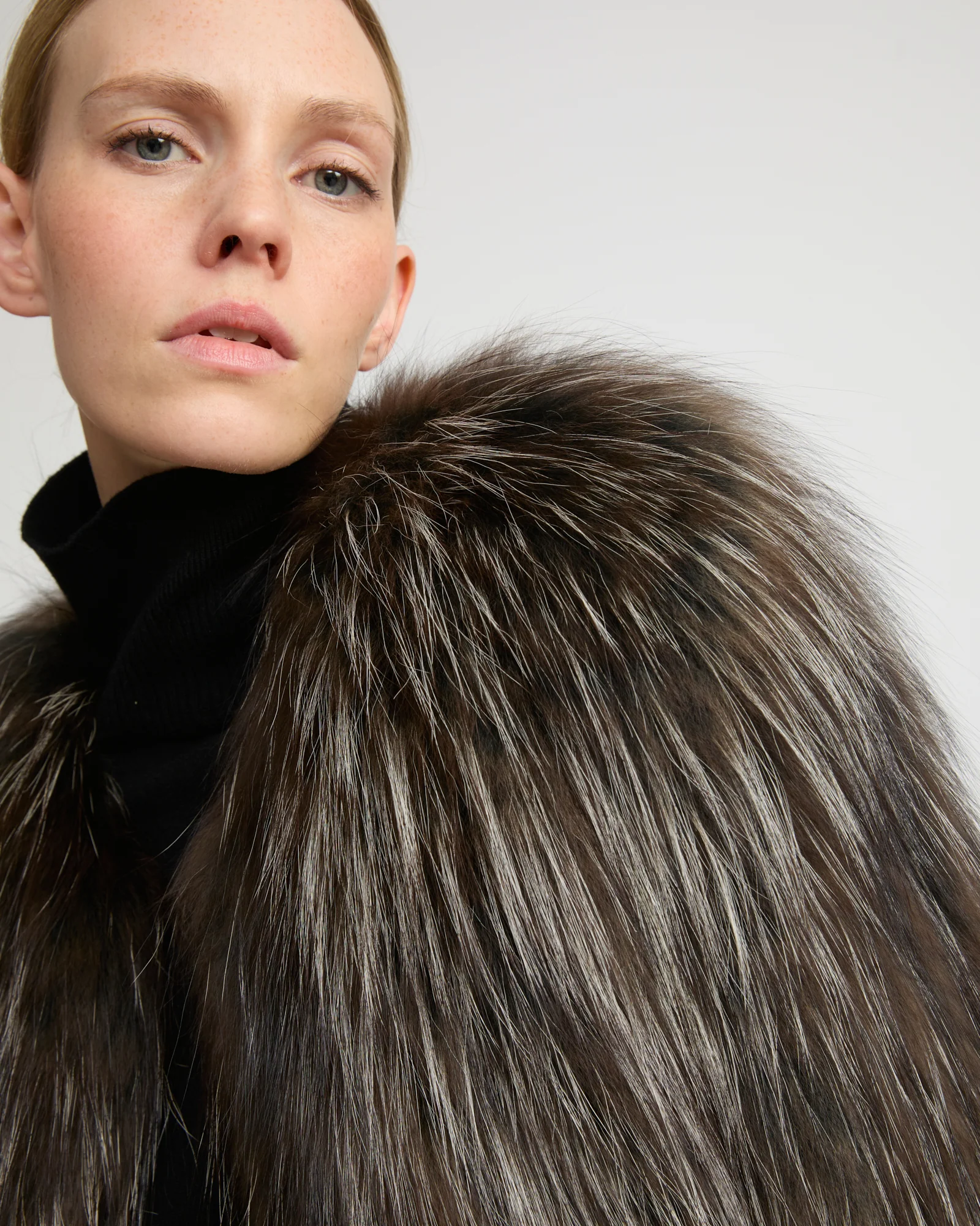 Long jacket in knitted fox fur - Image 3