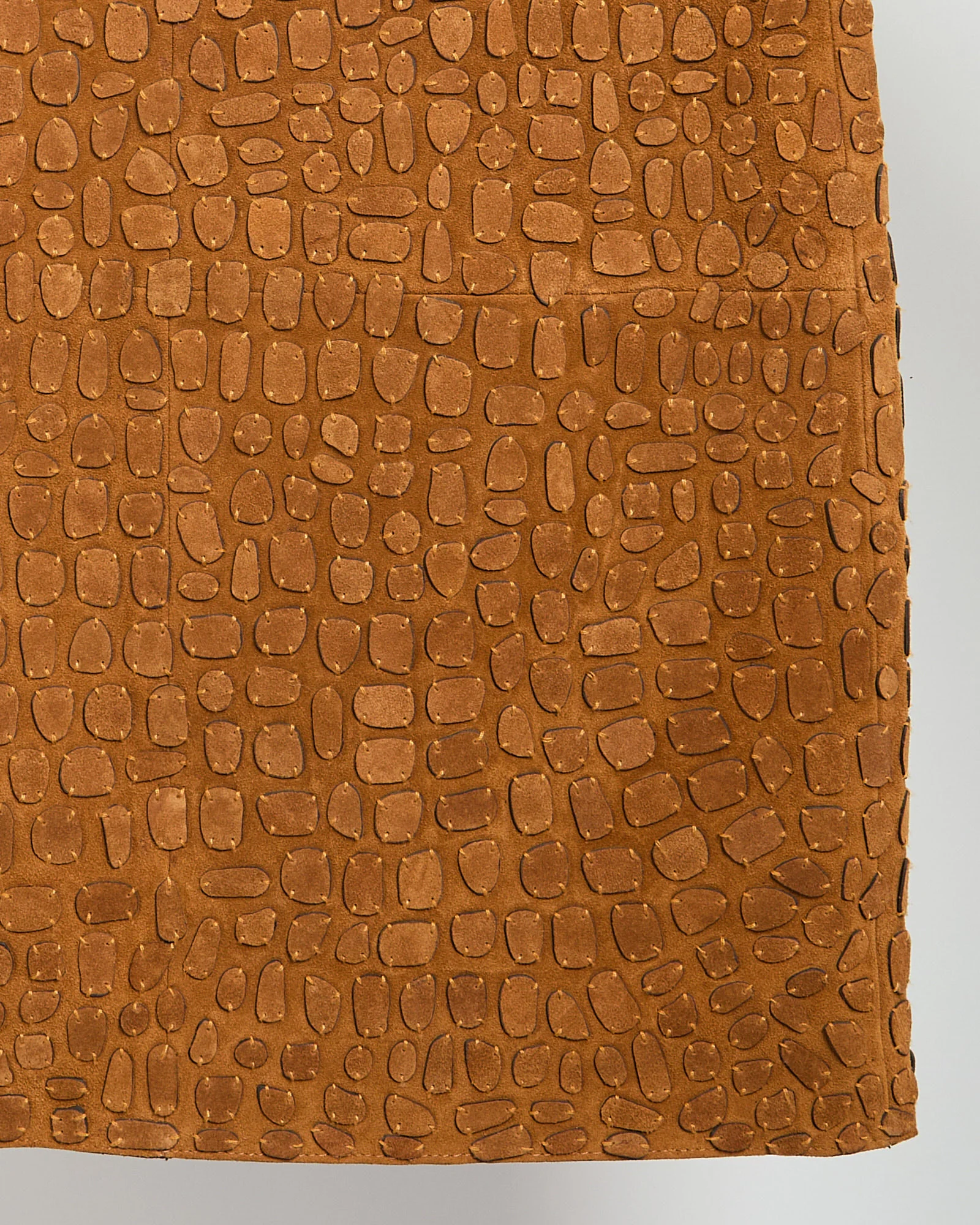 Mid-length suede calfskin skirt with crocodile-effect embossing - Image 6