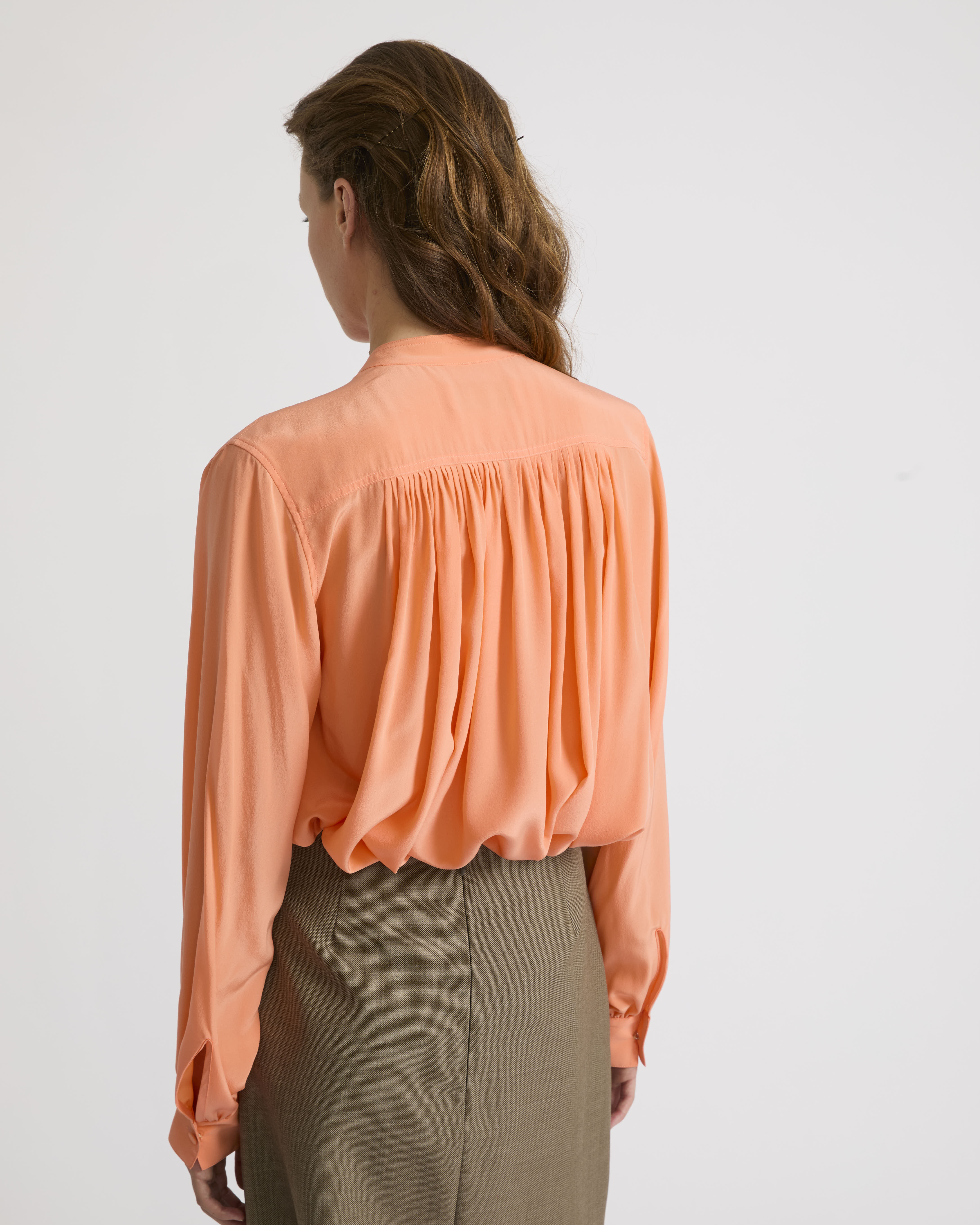 Pleated shirt in light silk crepe - Image 4