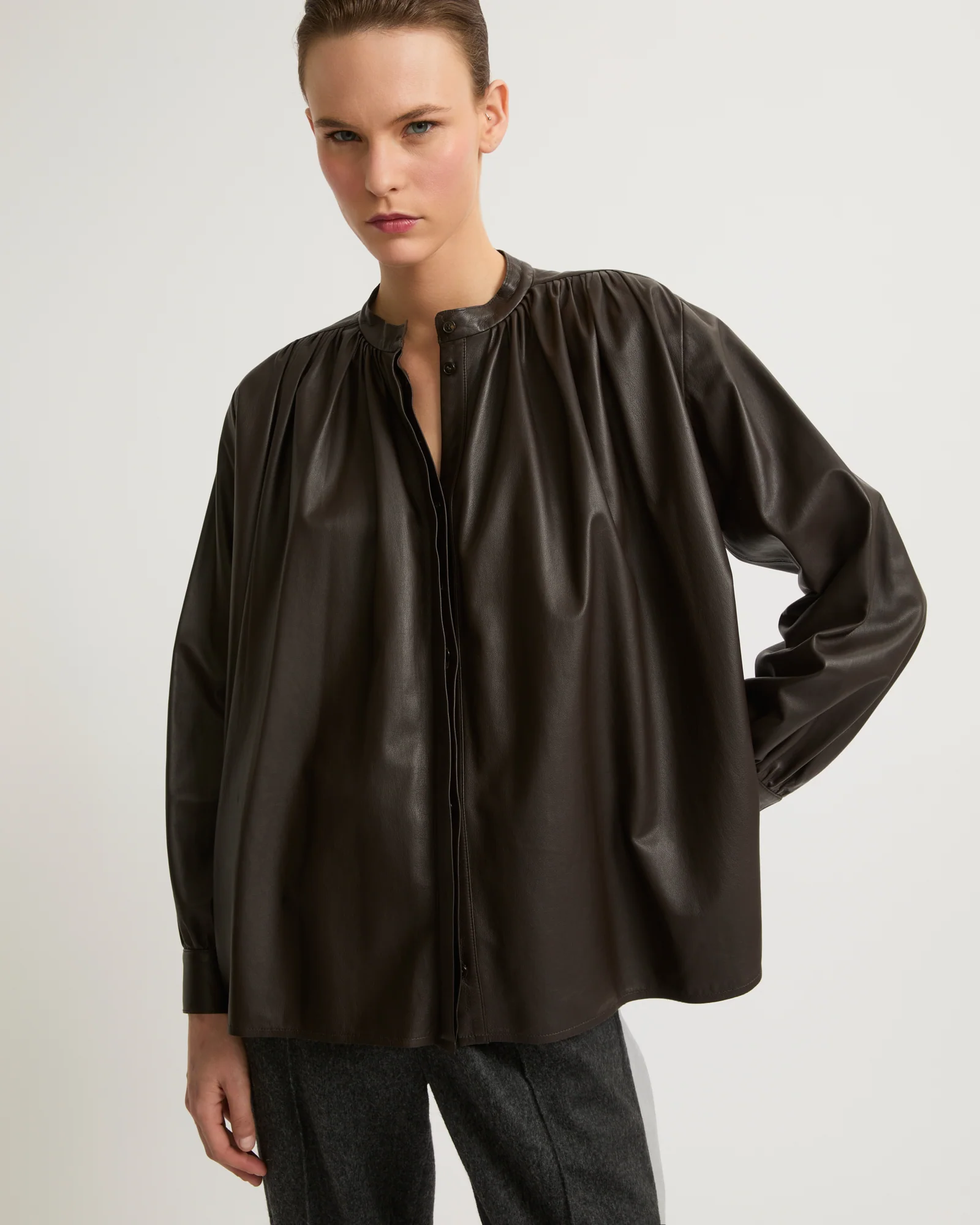 Pleated shirt in thin lambskin leather - Image 4