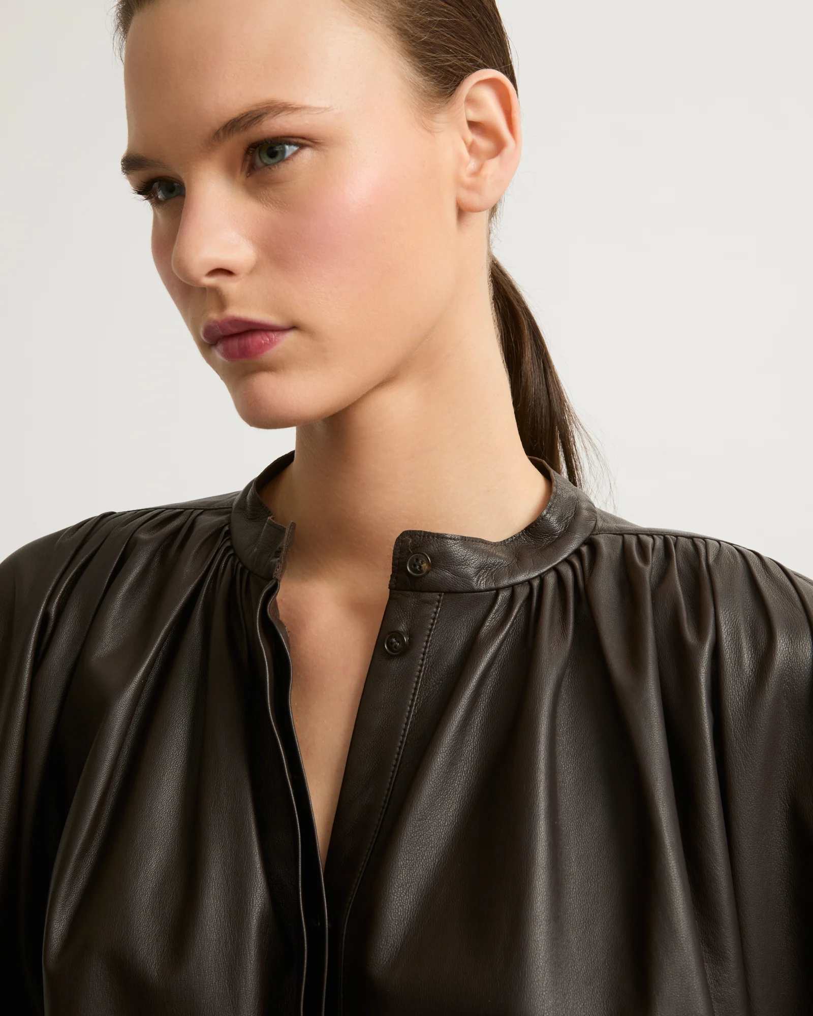 Pleated shirt in thin lambskin leather - Image 5
