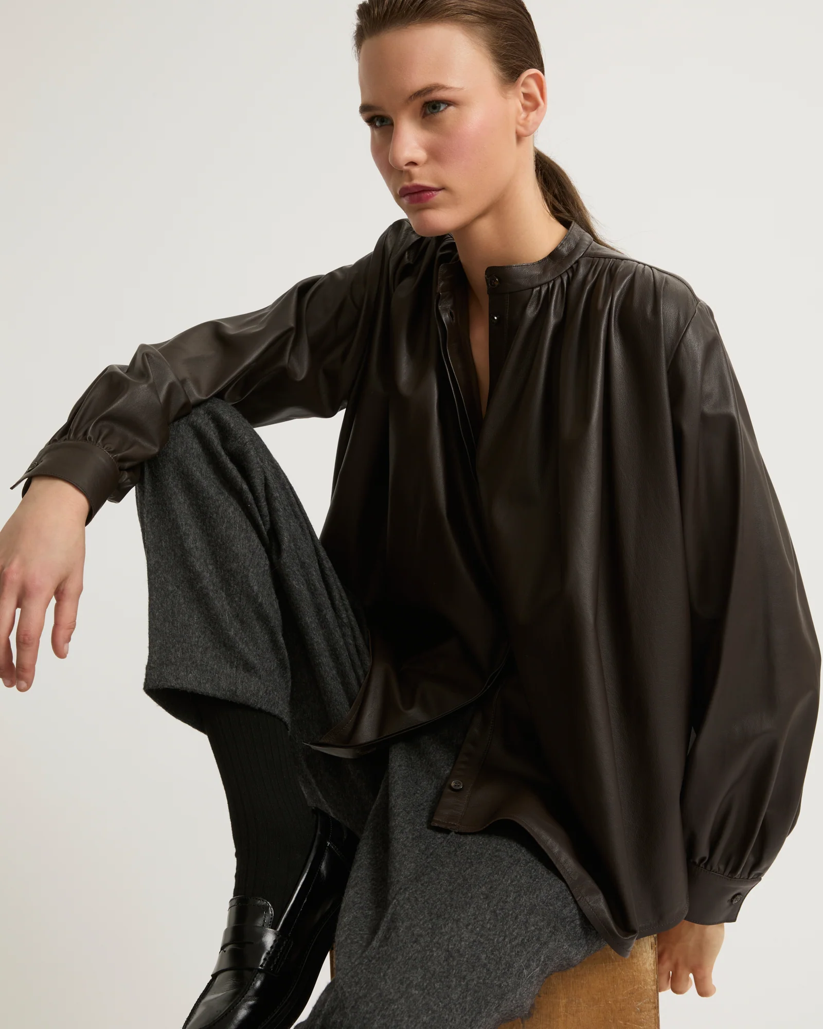 Pleated shirt in thin lambskin leather - Image 8