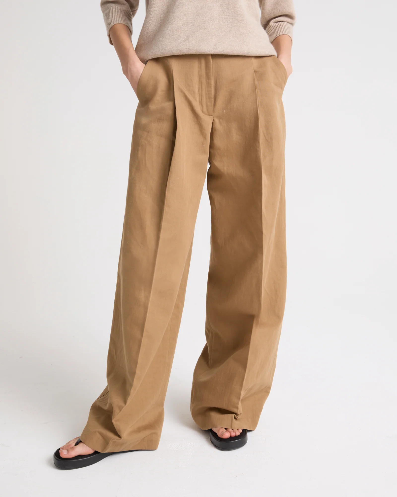 Pleated trousers in cotton-linen fabric - Image 2