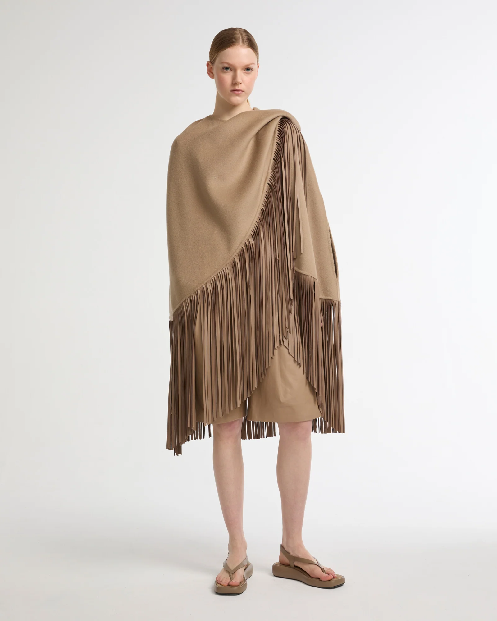 Short asymmetrical  cashmere-blend cape with fringes - Image 3
