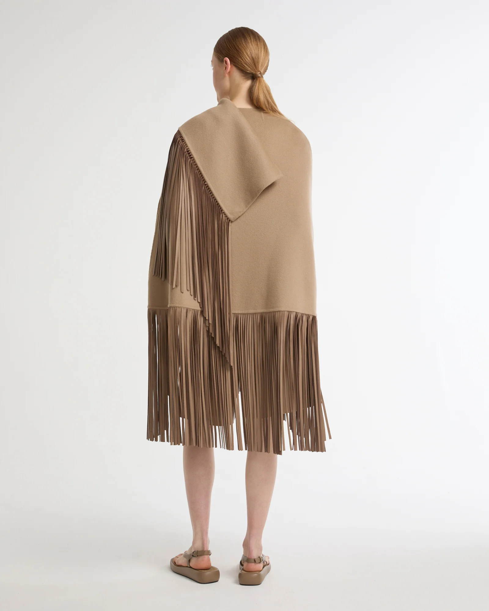 Short asymmetrical  cashmere-blend cape with fringes - Image 5