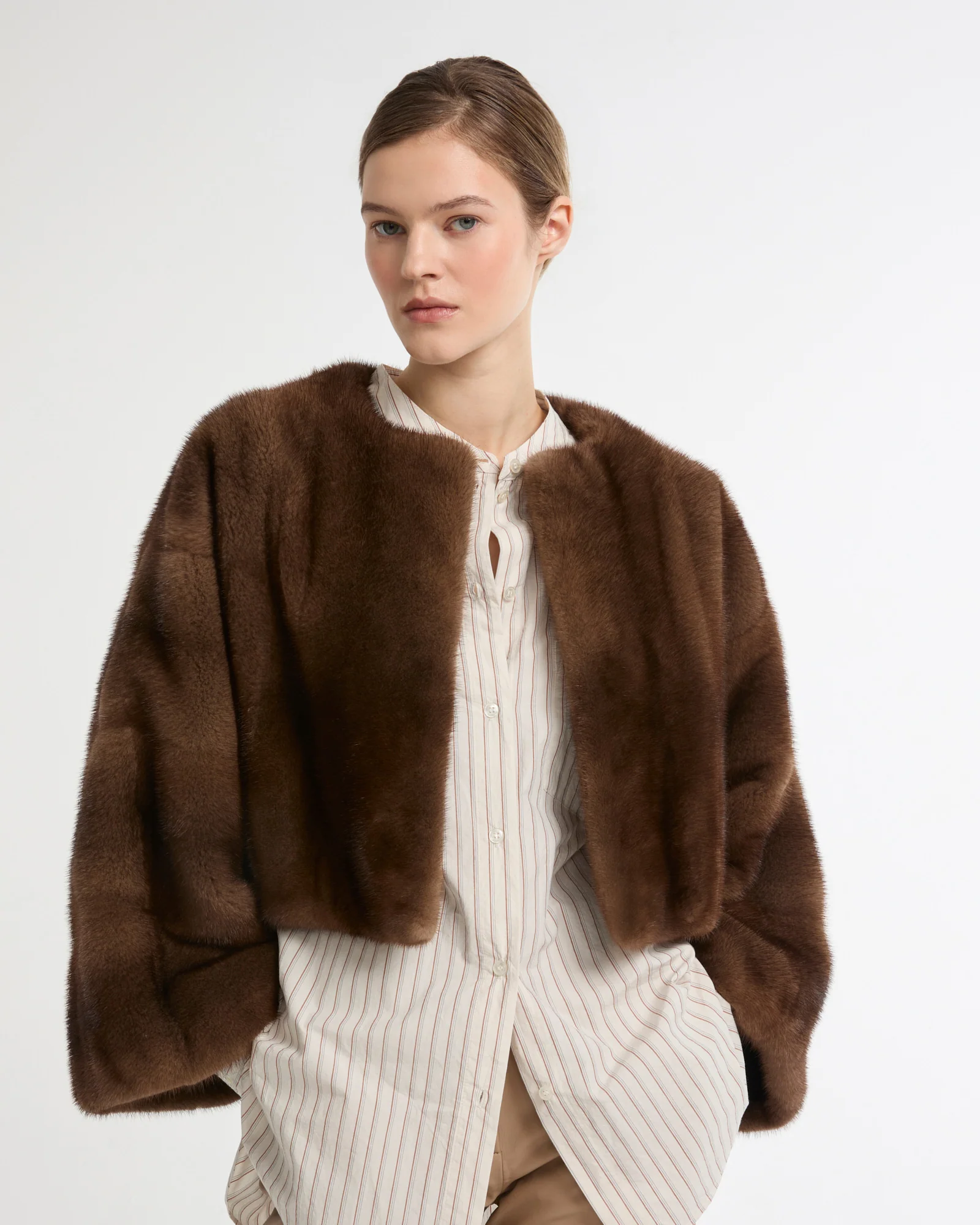 Short cape in long-haired mink fur - Image 4