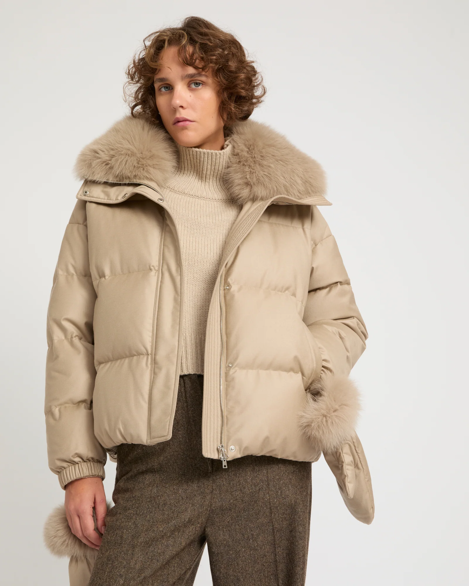 Short Loro Piana fabric down jacket with detachable fox fur collar and mittens - Image 2