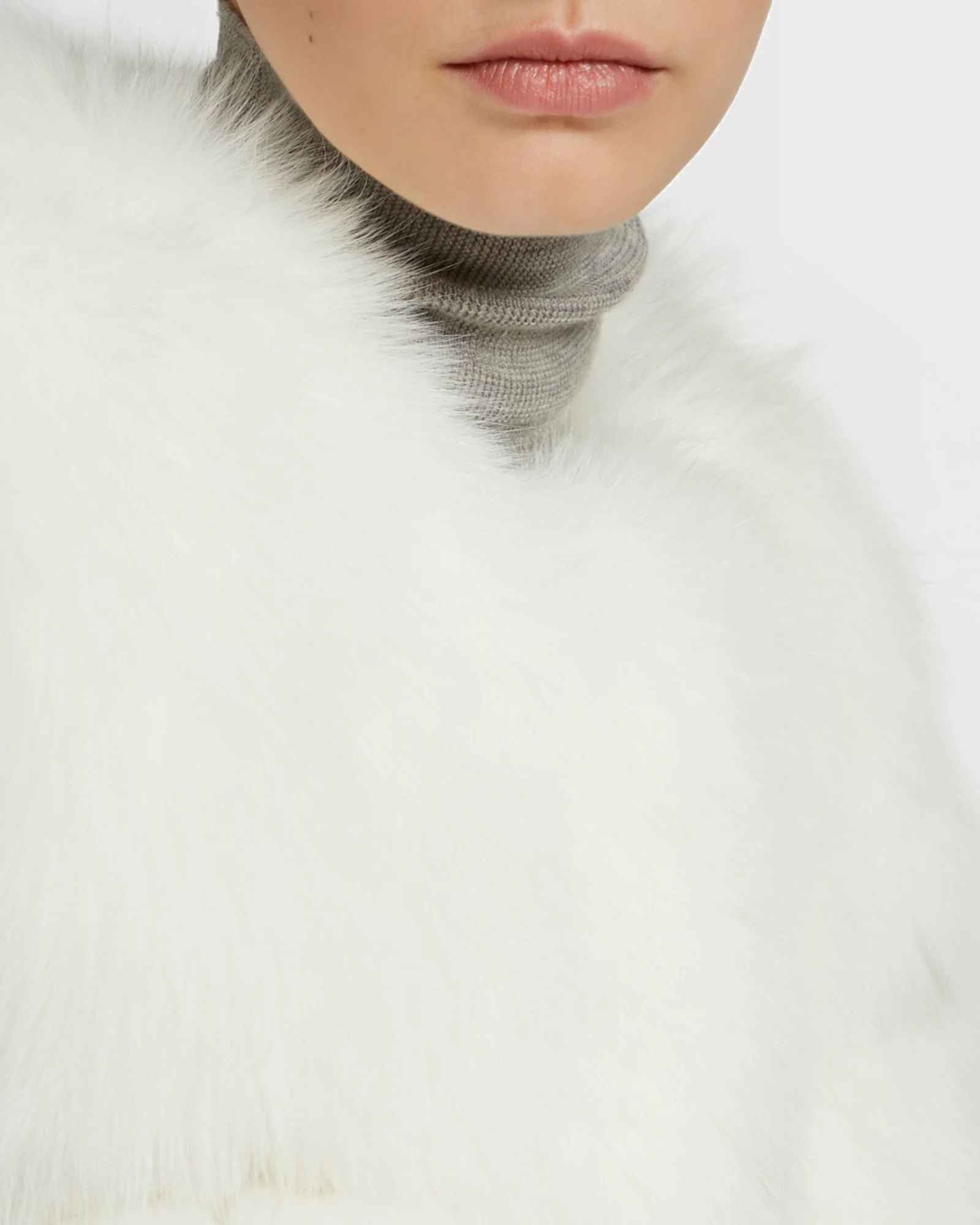 Short gilet in fox fur - Image 3