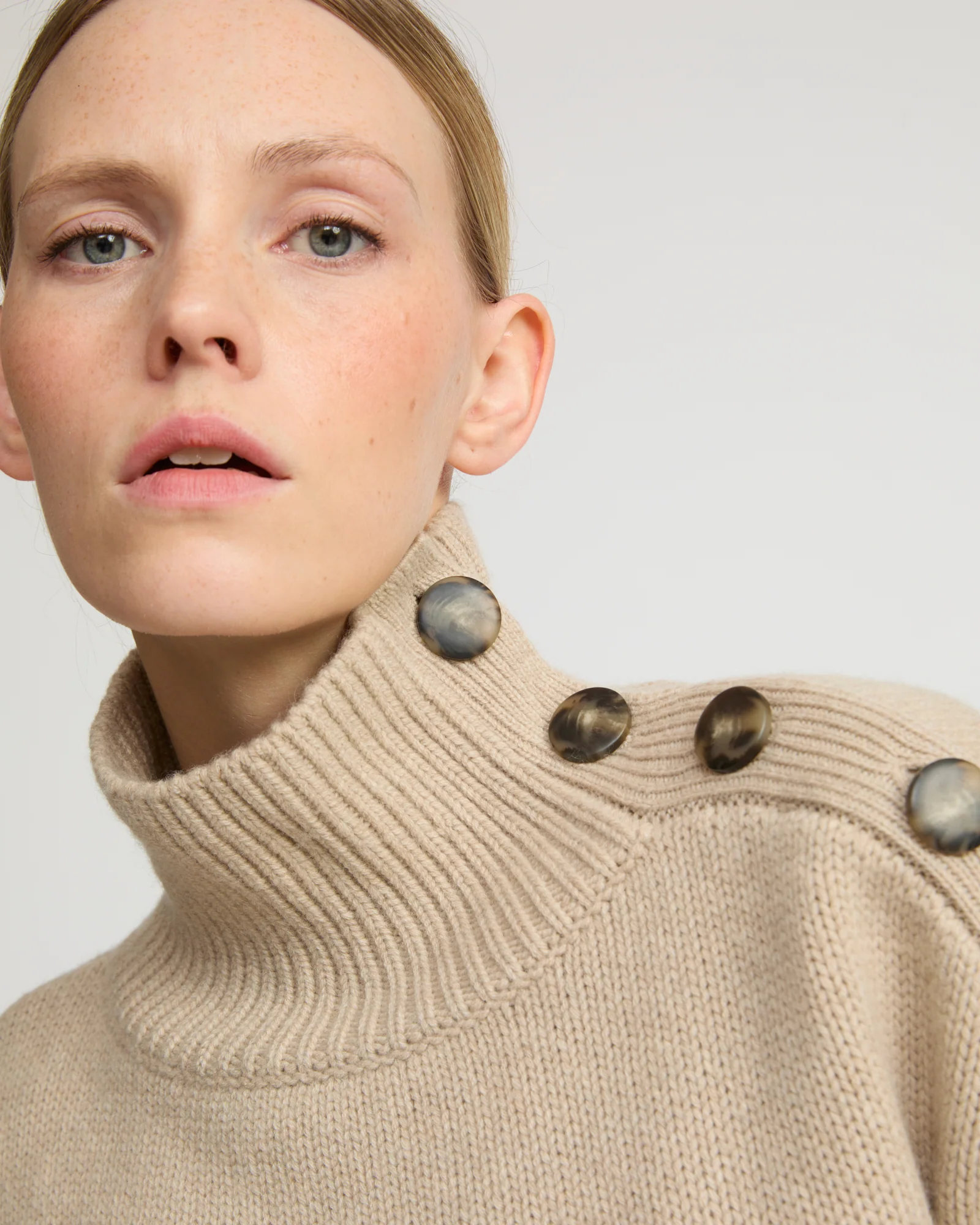 Short oversized knitted jumper - Image 2