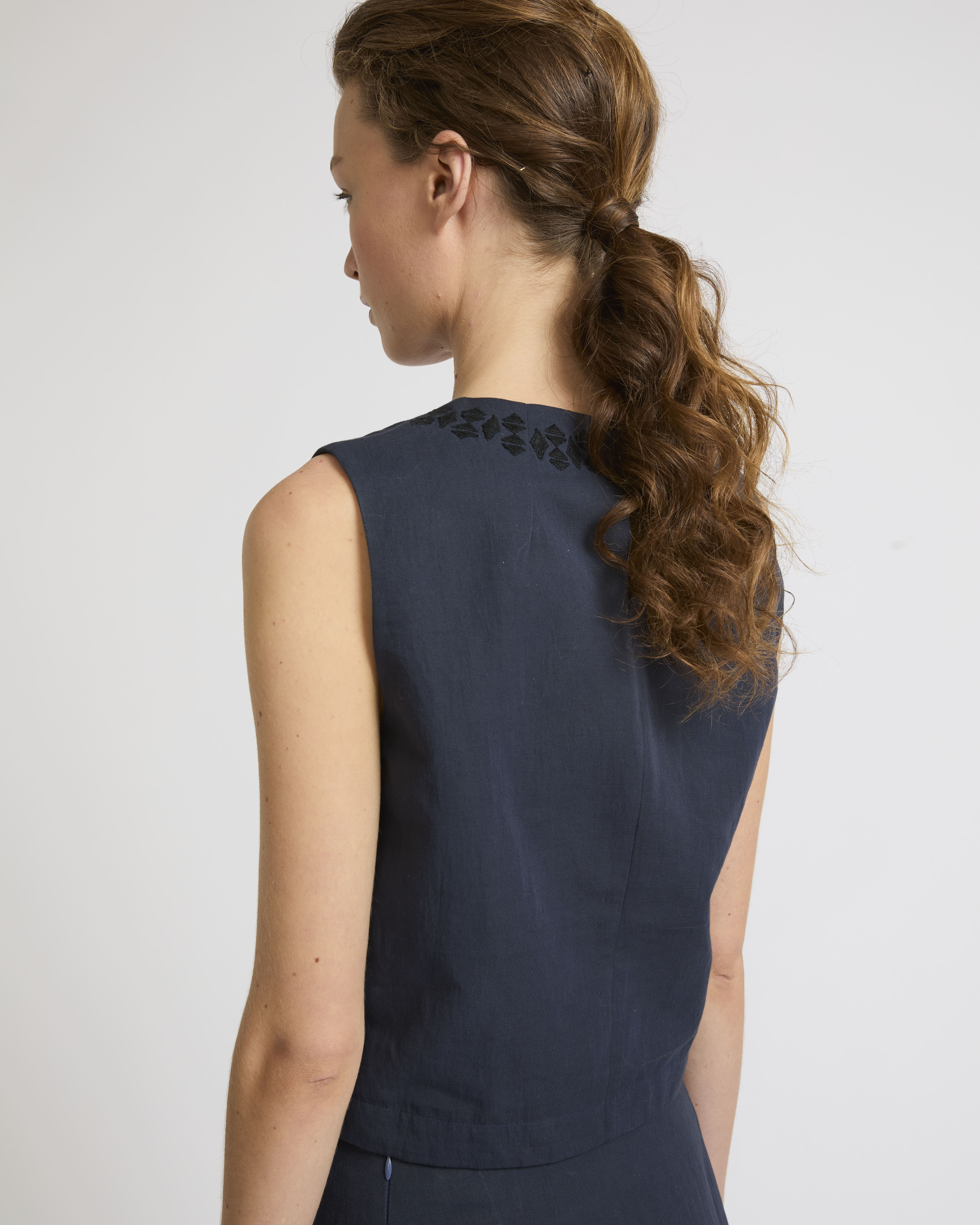 Sleeveless embroidered top in cotton-linen fabric - Image 3